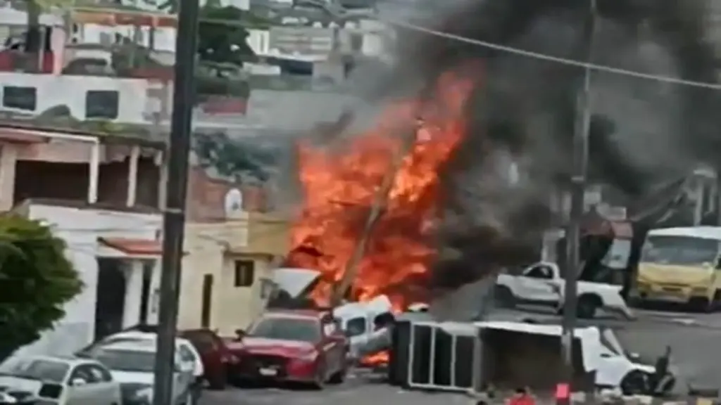 Camión sin frenos se incendia tras impactar ocho autos y un poste en Querétaro